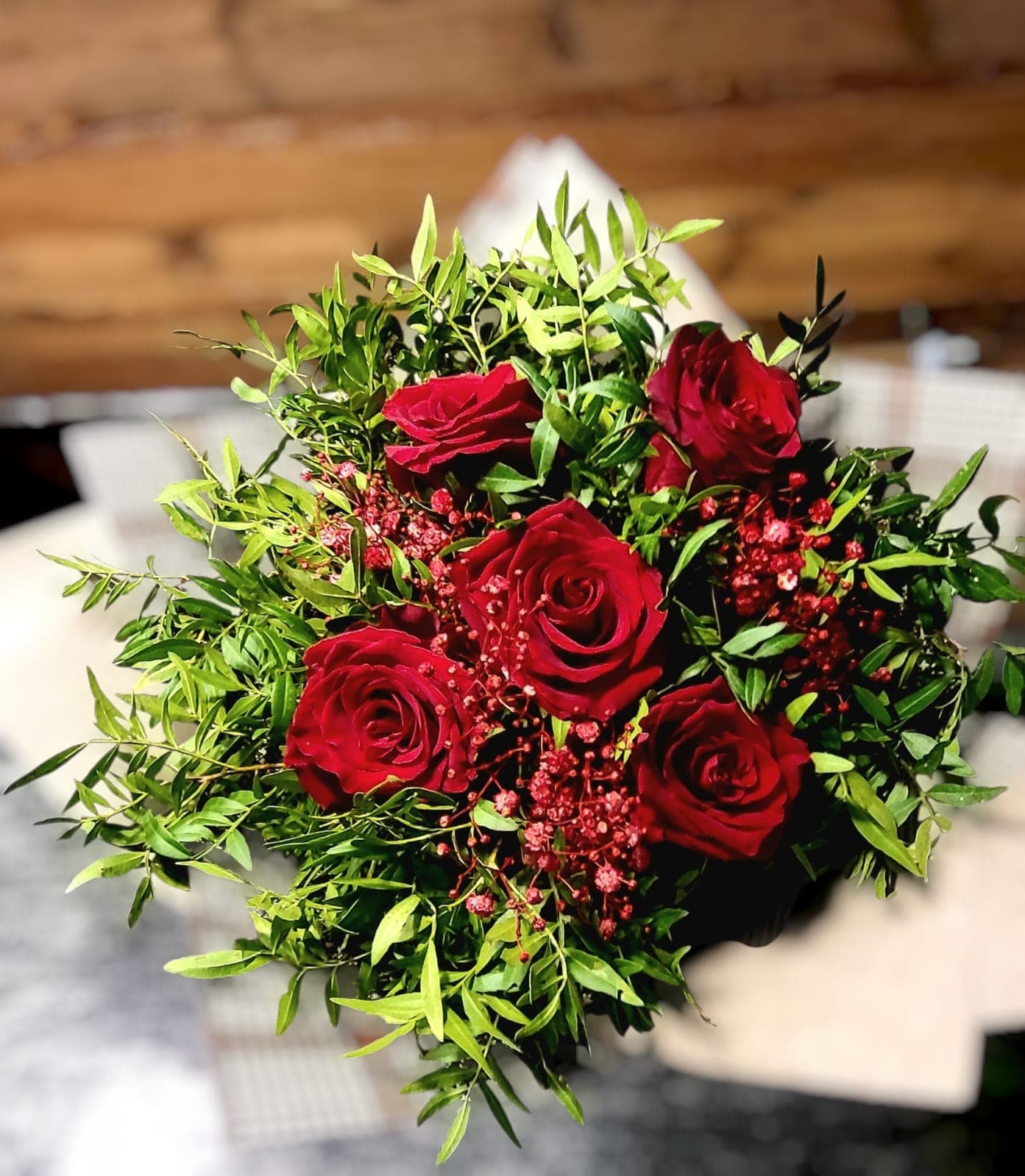 Bukiet z czerwonych róż z eukaliptusem — bukiety okolicznościowe Kwiaciarnia Biosfera Lębork