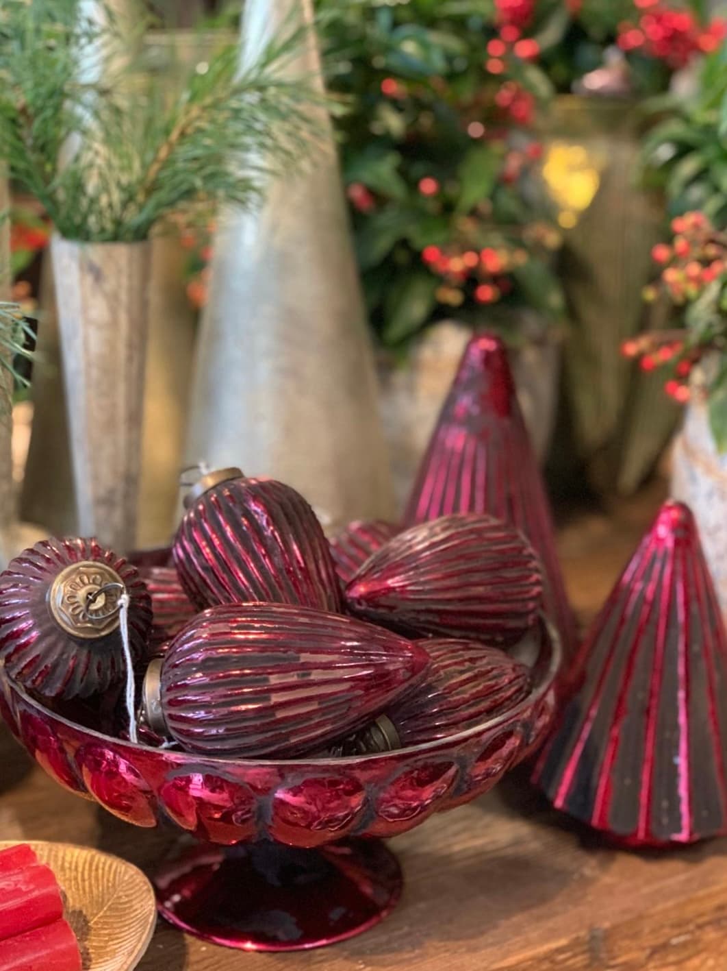 Świąteczne dekoracje — bombki i choinki w kolorze bordo — Lębork