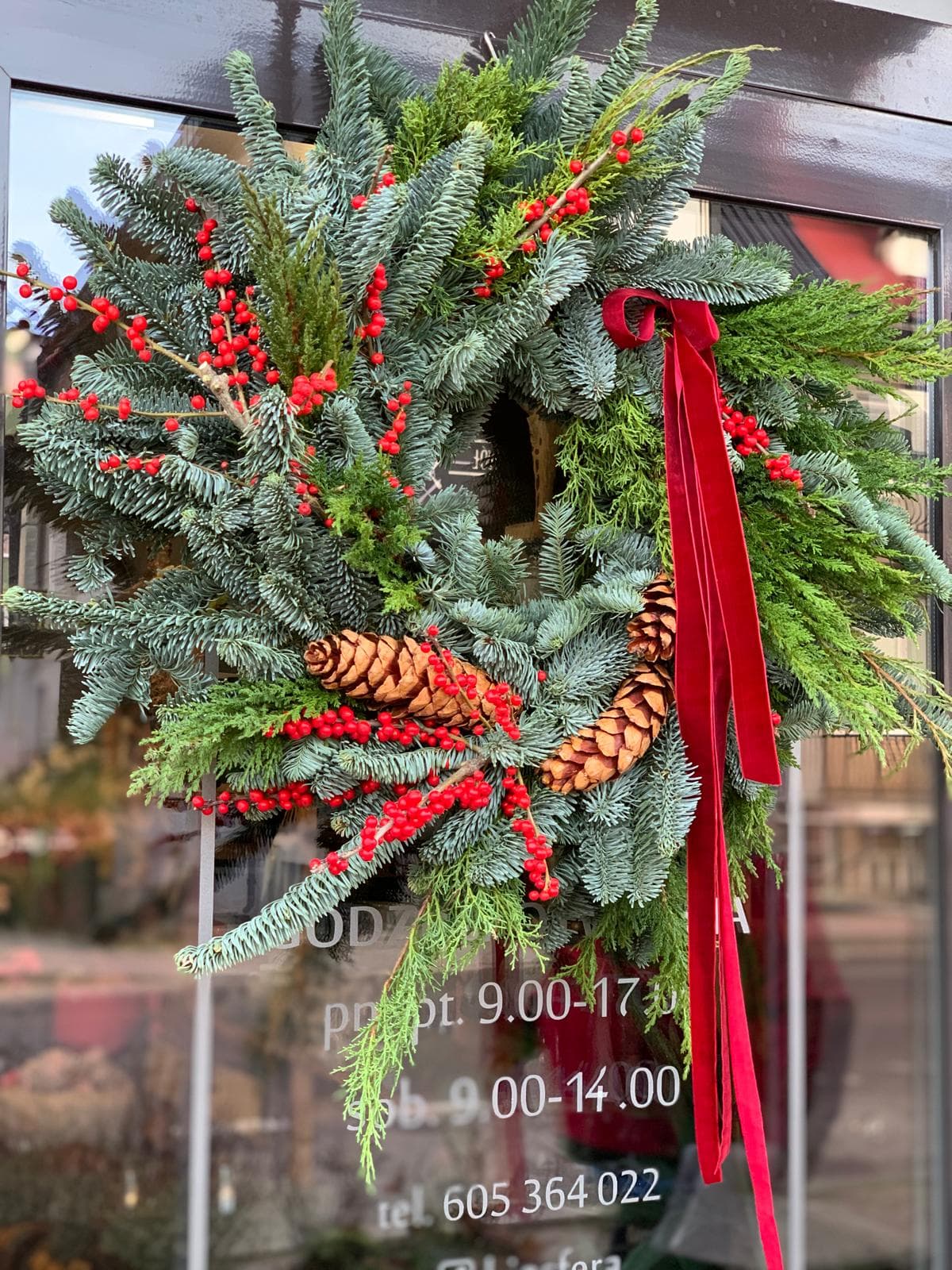 Wieniec świąteczny na drzwi — dekoracje świąteczne Kwiaciarnia Biosfera Lębork