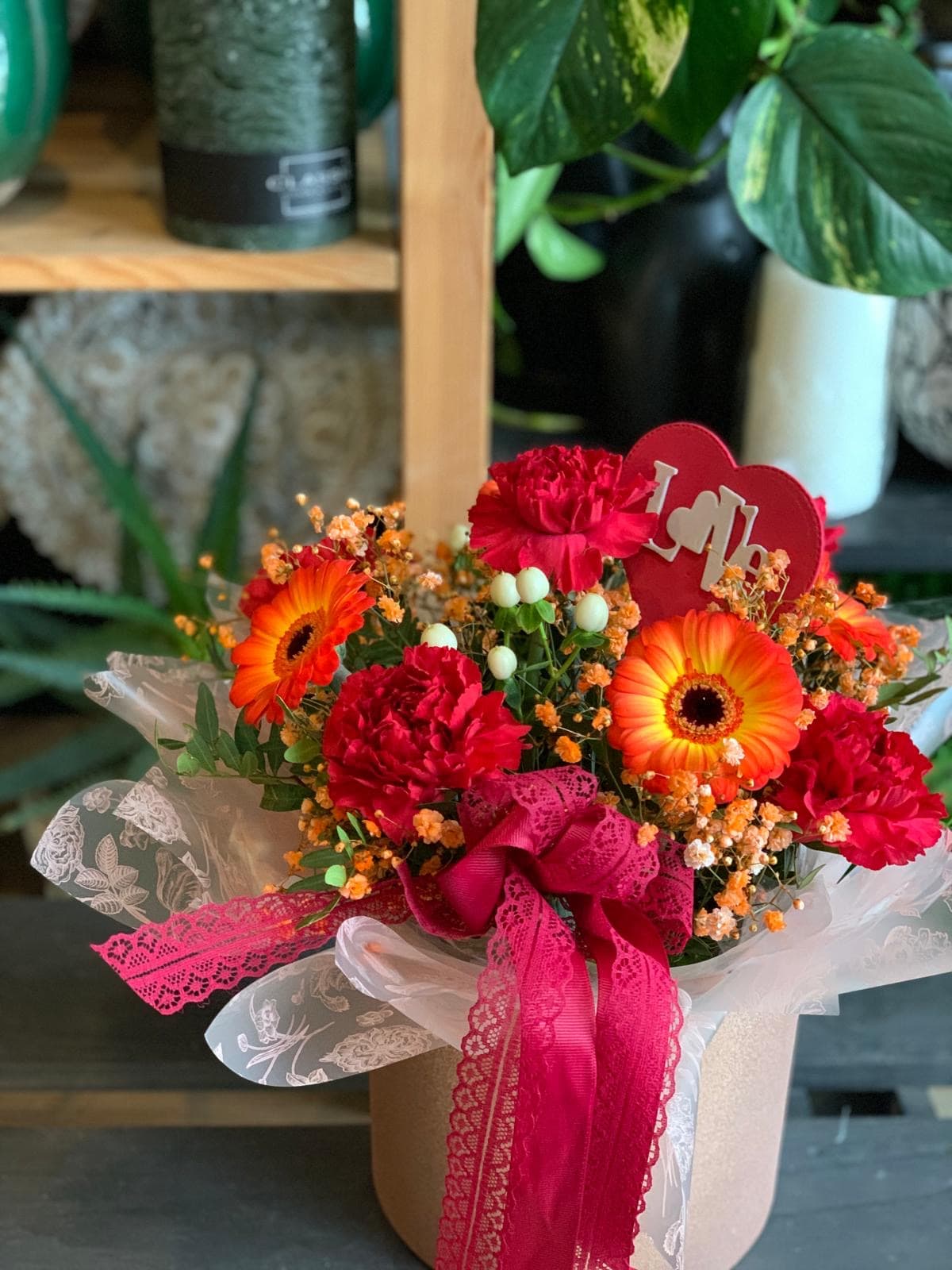 Flowerbox z czerwonymi goździkami, pomarańczowymi gerberami i sercem LOVE - kwiaty w pudełku Lębork