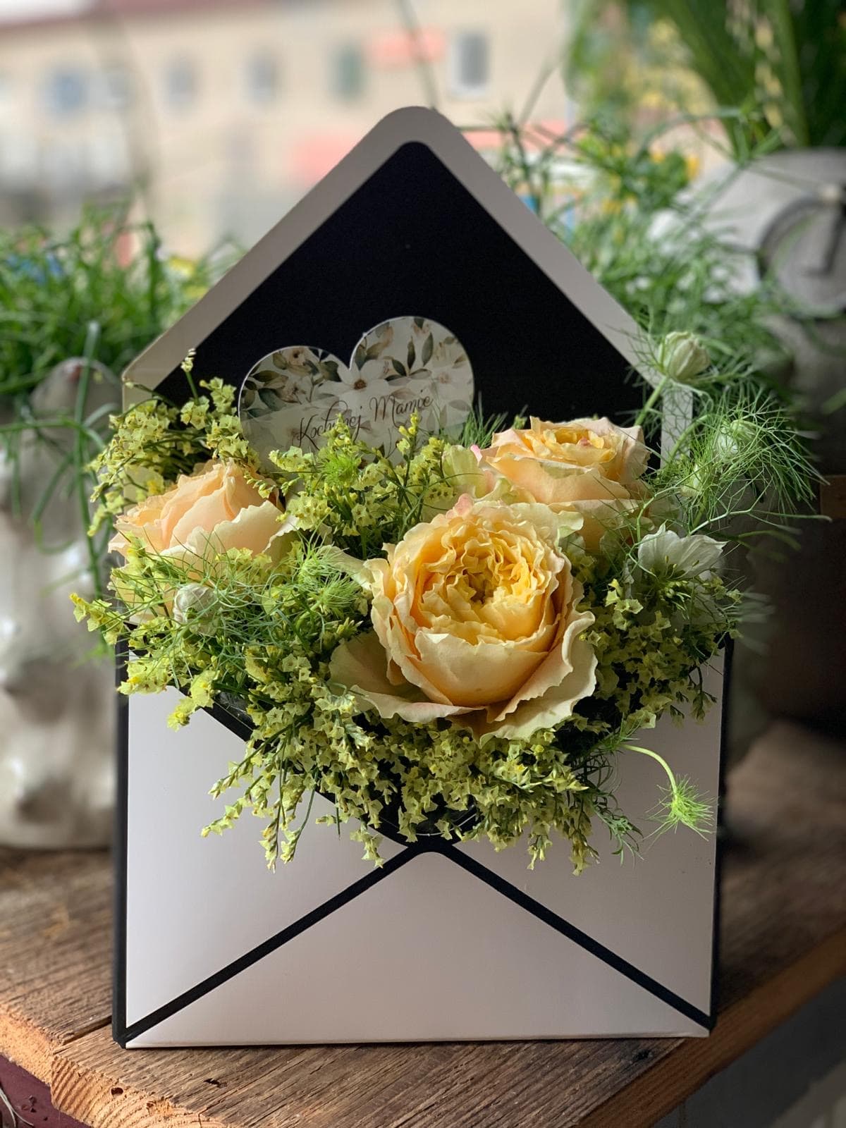Flowerbox w kształcie koperty z brzoskwiniowymi różami i sercem Kochanej Mamie - kwiaty w pudełku Lębork