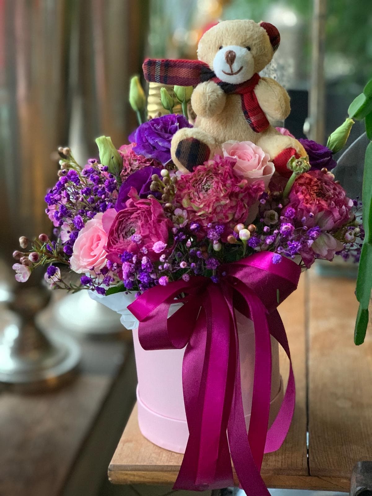 Różowo-fioletowy flowerbox z różami, eustomą i pluszowym misiem - kwiaty w pudełku Kwiaciarnia Biosfera