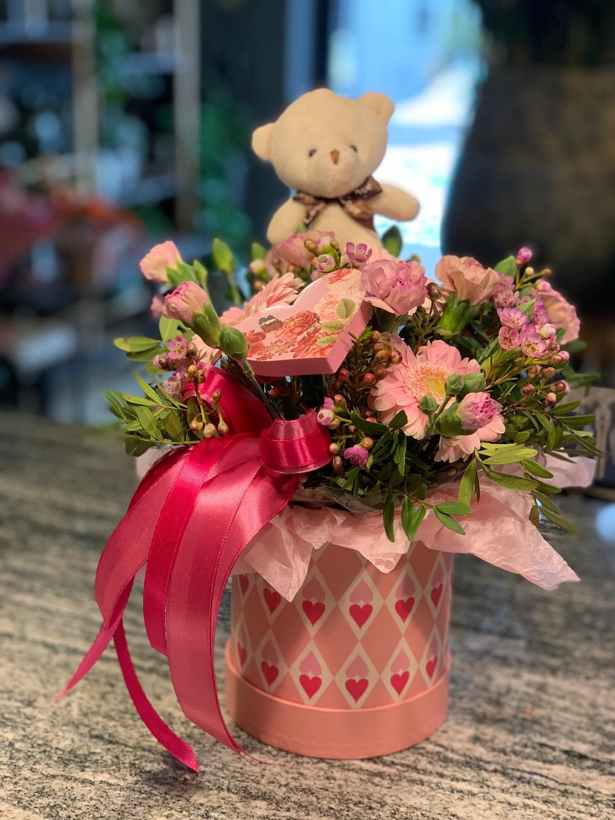 Różowy flowerbox z gerberami, goździkami i pluszowym misiem - kwiaty w pudełku na prezent Lębork
