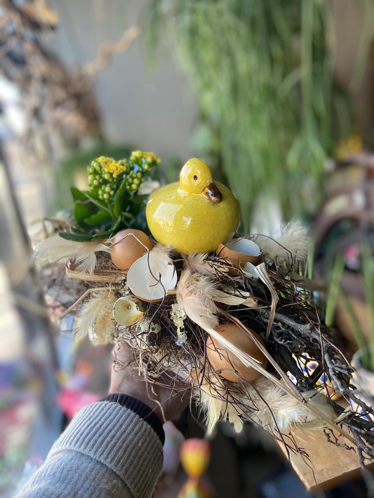 Stroik wielkanocny z żółtą ceramiczną kaczuszką, skorupkami jaj i kalanchoe - dekoracje wielkanocne Lębork